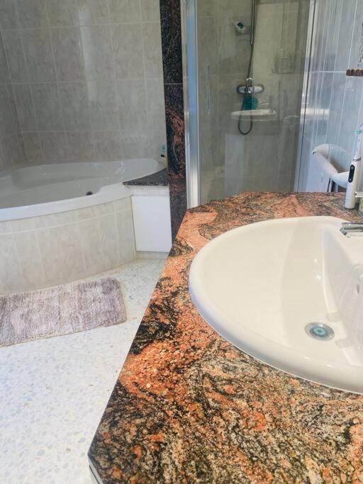 Impresionante Villa Con Piscina - Oliva Nova Bagian luar foto